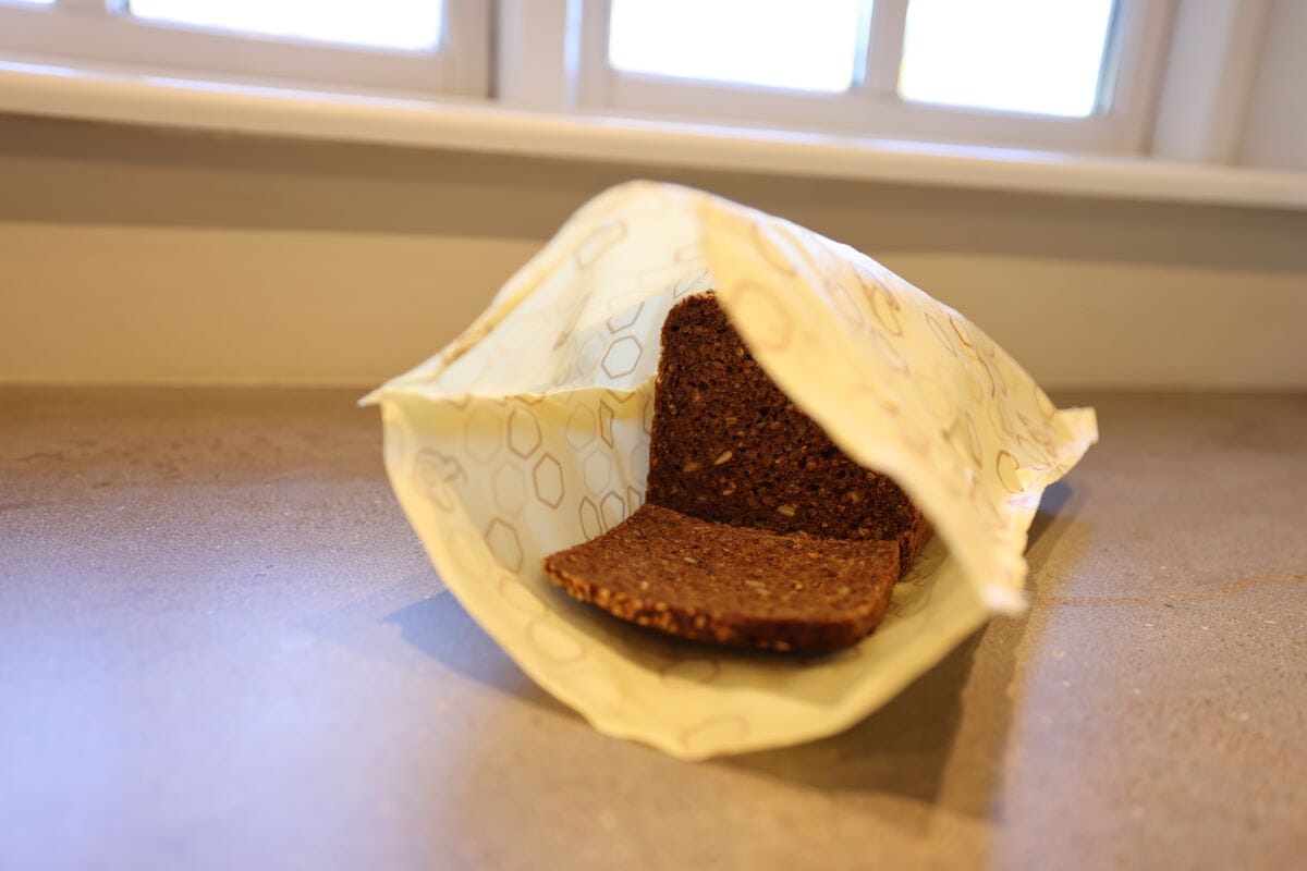 Wrappy brødpose Large i gul bivoksinnpakning, med to brødskiver i på kjøkkenbenken