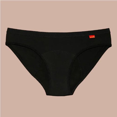 WUKA Basics™ Hipster menstruse Heavy Flow i svart bomull, sett forfra med rødt Wuka-merke på linningen