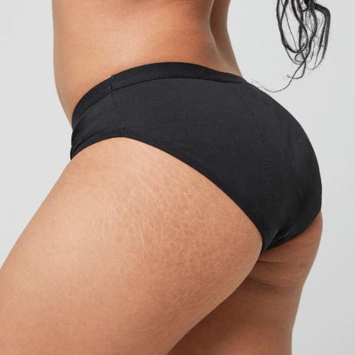 WUKA Basics™ Hipster menstruse Heavy Flow i svart bomull, sett bakfra på en person