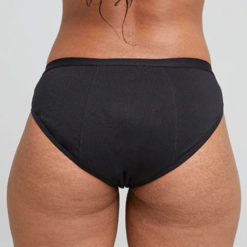 WUKA Basics Hipster Medium Flow i svart bomull, sett bakfra på modellens hofter og rumpe