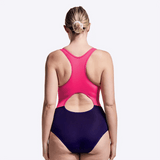 WUKA menstruasjonsbadedrakt Racerback Rosa/Lilla i polyester, modell sett bakfra med utringet rygg
