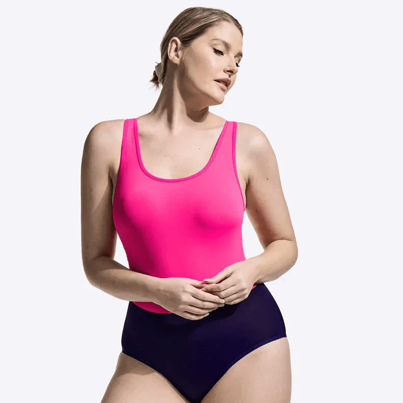 WUKA menstruasjonsbadedrakt Racerback Rosa/Lilla i polyester, modell poserer med hendene krysset foran