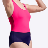 WUKA menstruasjonsbadedrakt Racerback Rosa/Lilla i polyester, modell sett fra siden med armene hevet