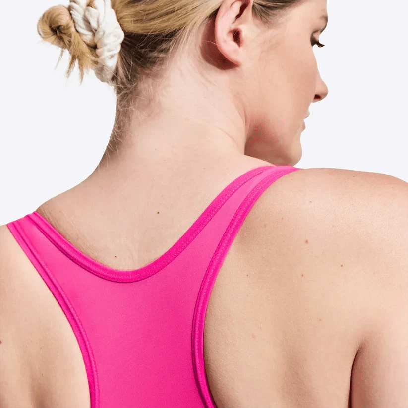 WUKA menstruasjonsbadedrakt Racerback Rosa/Lilla i polyester, nærbilde av skulder og rygg
