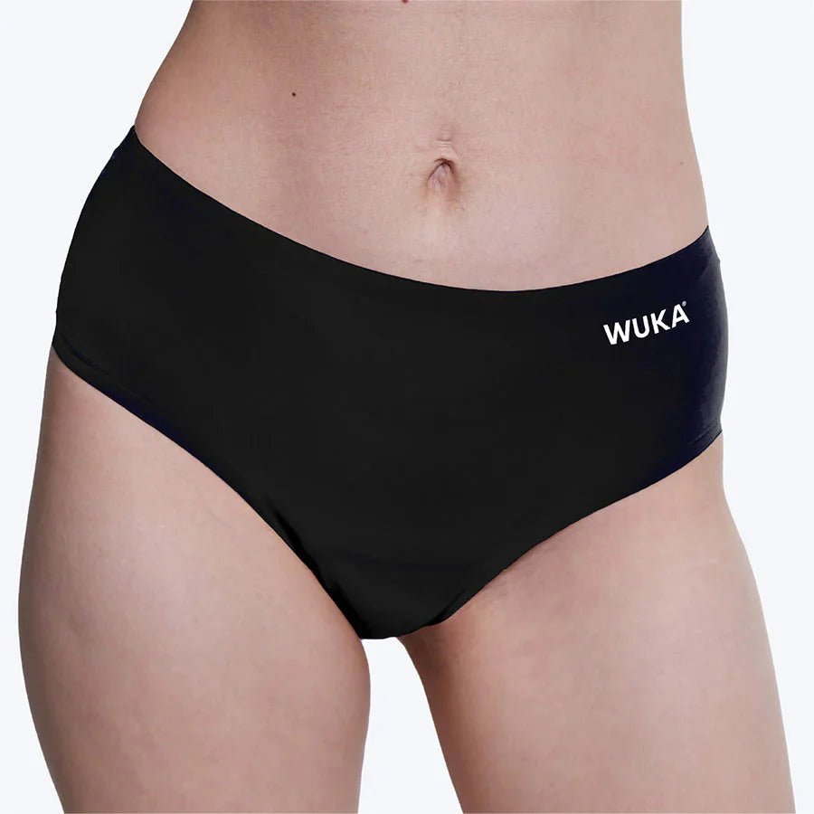 Wuka Menstruse Stretch Seamless Midi Brief Super Heavy Flow i svart tekstil, sett forfra på en modell