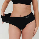 Wuka Menstruse Stretch Seamless Midi Brief Super Heavy Flow i svart tekstil, nærbilde av midjebåndet som strekkes
