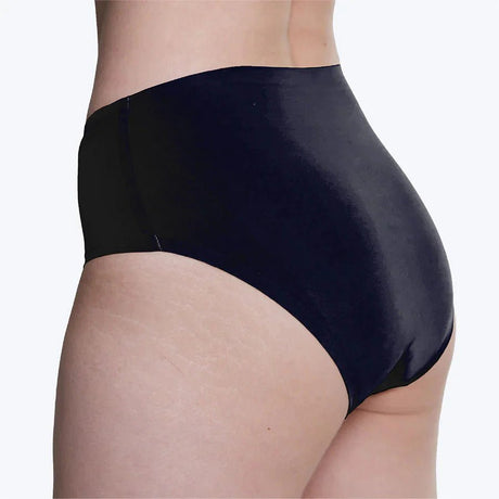 Wuka Menstruse Stretch Seamless Midi Brief Super Heavy Flow i svart tekstil, sett fra siden på en modell