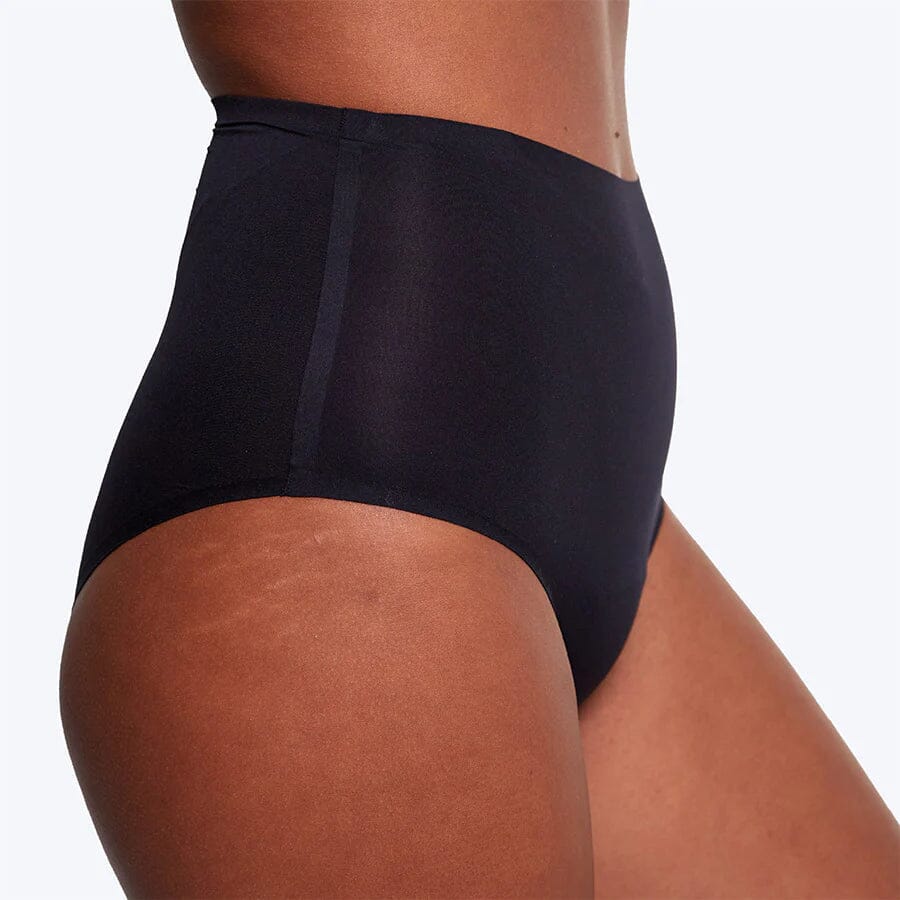 WUKA Stretch Seamless High Waist truse, medium flow, svart i tekstil, sett fra siden på en modell