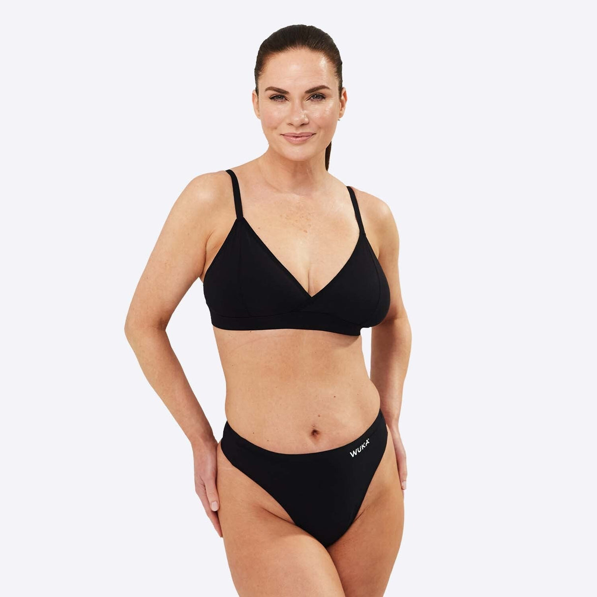 WUKA Stretch Thong Light/Medium flow svart i tekstil, modell iført trusen sett forfra