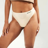 WUKA Stretch Thong for Light-Medium Flow i nude, i bruk på modell, nærbilde av fronten