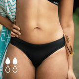 WUKA Swim Bikini Brief Light Flow Svart i stoff, i bruk på en person med hånd på hoften