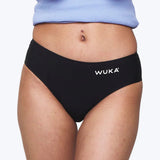 WUKA Teen Stretch Seamless menstruse, Heavy flow, svart i tekstil, sett forfra på en person