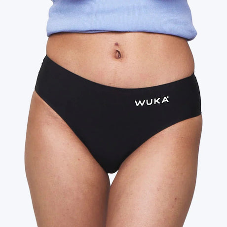 WUKA Teen Stretch Seamless menstruse, Heavy flow, svart i tekstil, sett forfra på en person