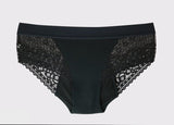 WUKA Ultimate™ Lace Hipster Brief Medium Flow svart i bomull og blonder, sett forfra