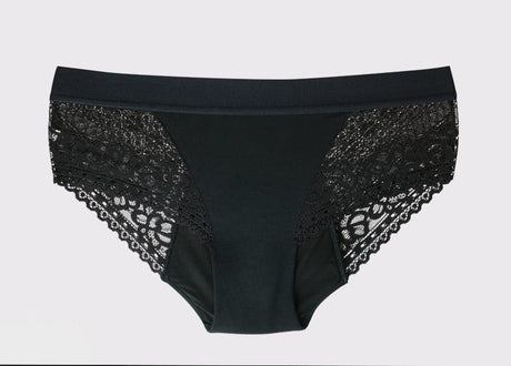 WUKA Ultimate™ Lace Hipster Brief Medium Flow svart i bomull og blonder, sett forfra