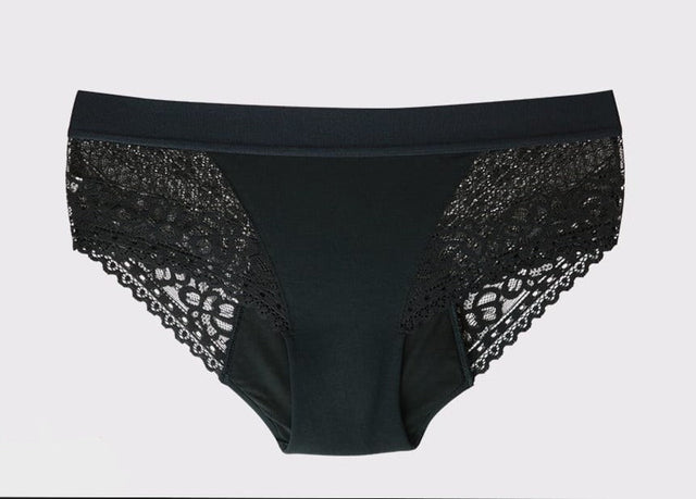 WUKA Ultimate™ Lace Hipster Brief Medium Flow svart i bomull og blonder, sett forfra Suztain.no