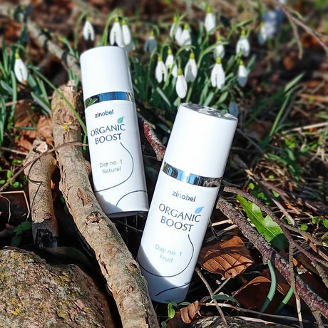 Zinobel dagkrem Organic Boost Day No. 1 Fruit 50 ml hvit i plast, to varianter side ved side i gresset