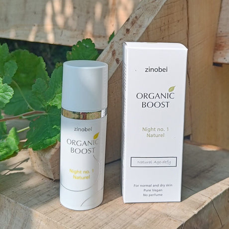 Zinobel Organic Boost Night No. 1 Naturel 50 ml hvit i plast, flaske og eske side om side på treunderlag