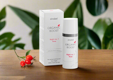 Zinobel Organic Boost Night No. 1 Rose 50 ml hvit i plast og papp, vist med nypekvist på trebord