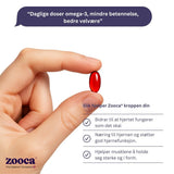 Zooca Omega-3 kapsel i hånd, rød farge, med tekst om helsefordeler, hvit bakgrunn