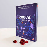 Zooca Original Omega-3 60 kapsler i lilla eske med maritimt design og røde kapsler på hvit bakgrunn